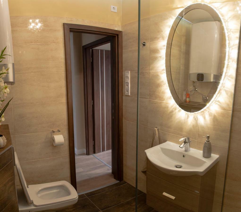 Glamour Apartman Lägenhet Eger Exteriör bild
